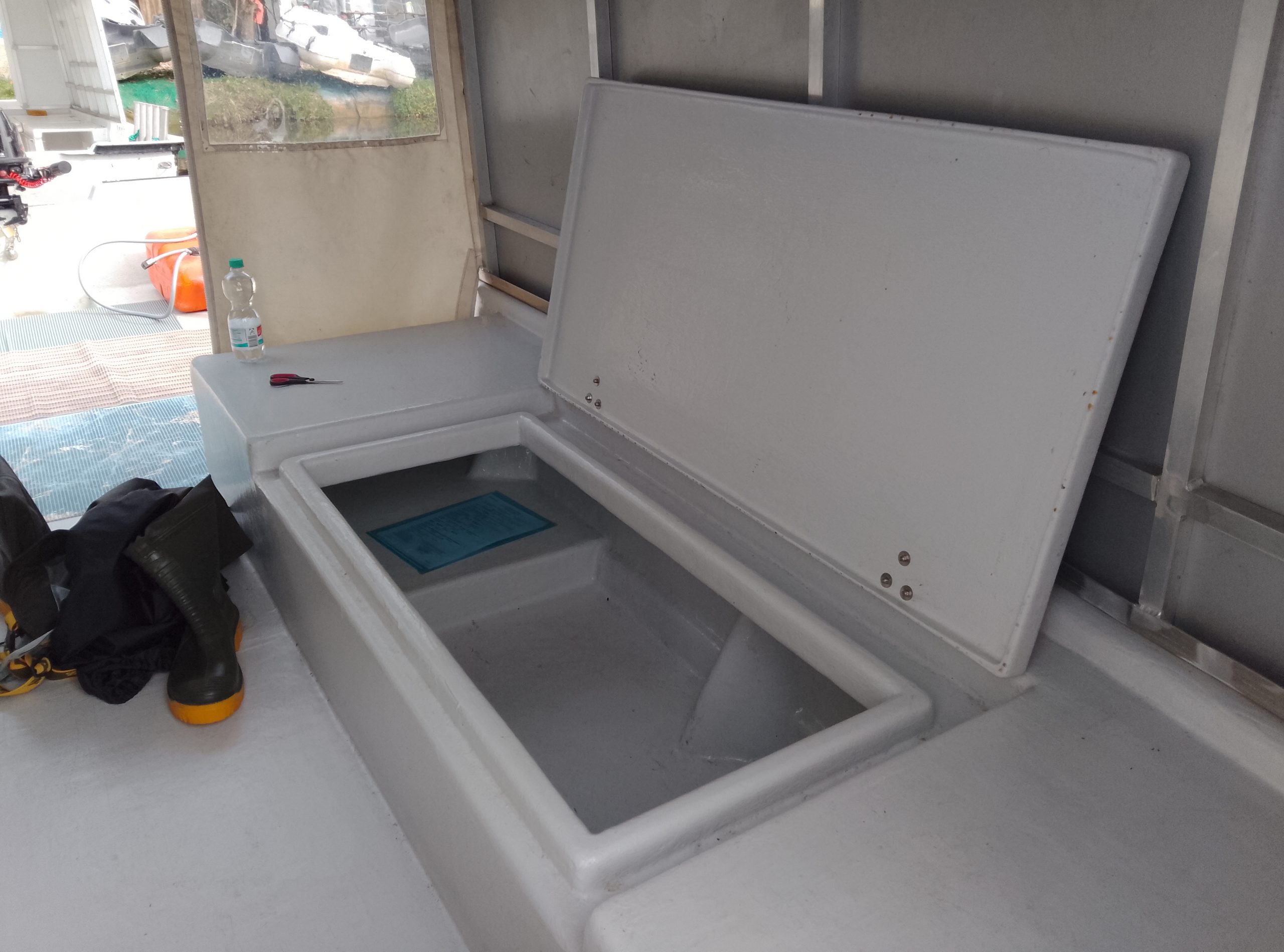 Boot mit Liegefläche und Staukästen