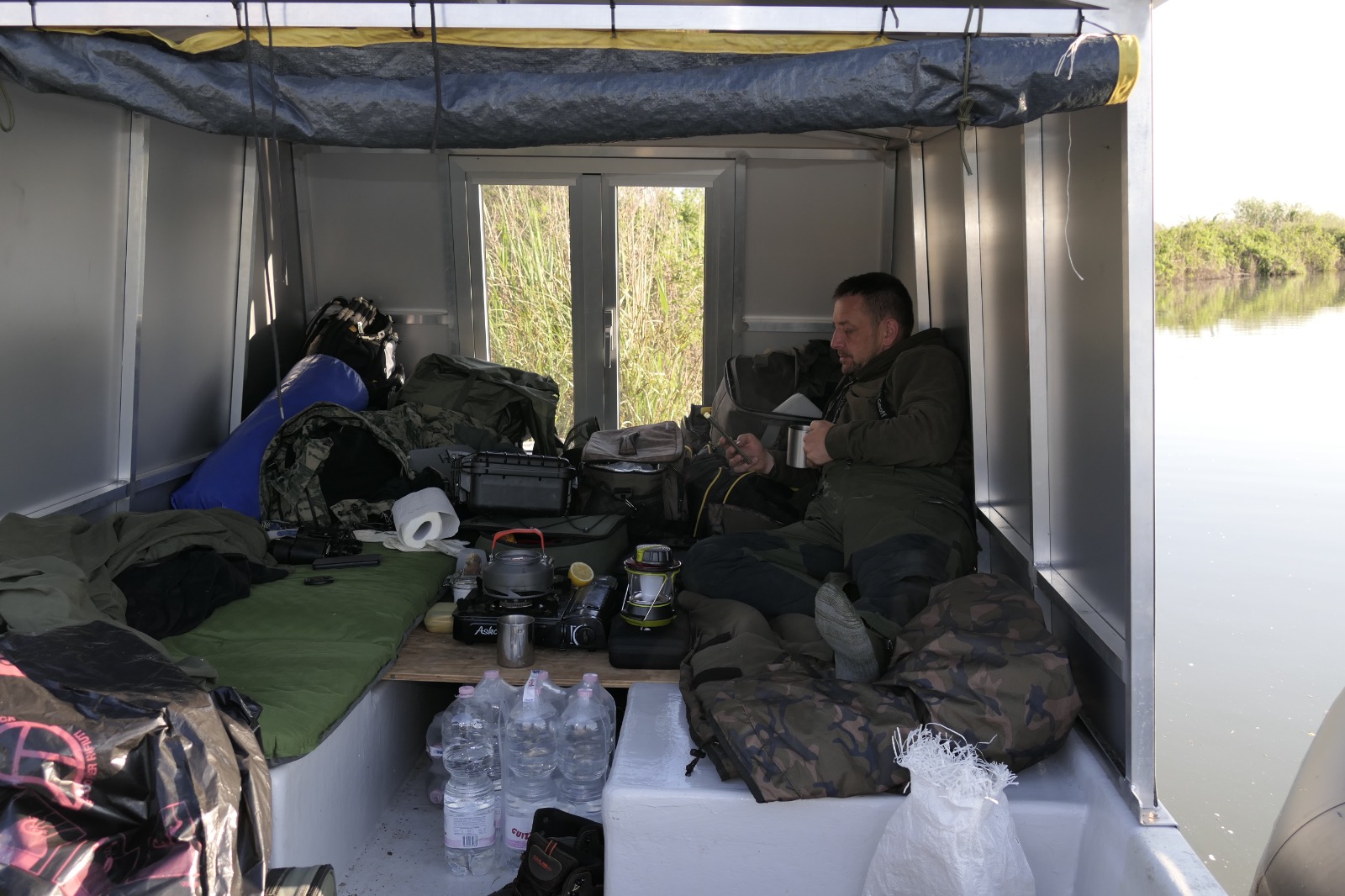 Boot mit kisten für Luftmatrazzen XXL Wallerboot am See